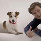 El perro Ramsés y el actor Salva Reina, protagonistas de la comedia de TVE-1 Sabuesos.