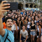 Un grupo de turistas se hace un selfi en Barcelona.