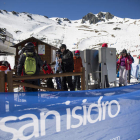 Esquiadores hacen cola en la silla cuatriplaza de Cebolledo, en una imagen de la pasada primavera. F. OTERO PERANDONES