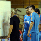 Rafa Guijosa, junto a algunos de sus jugadores en el primer entrenamiento de la temporada.