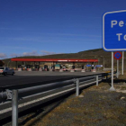 Cabinas del peaje de la autopista que une León con Asturias. DANIEL