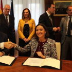El presidente del Grupo Networks Steel, Óscar Heck, y la ministra Reyes Maroto ayer en la firma.
