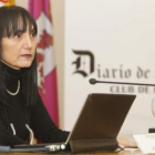 La directora del Museo Arqueológico de Cacabelos, Inés Díaz, en un momento de la ponencia.