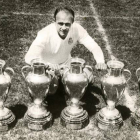 Fotografía de archivo tomada el 25/05/1960 del presidente de honor y exjugador del Real Madrid, Alfredo di Stéfano, junto a cinco trofeos de la Copa de Europa.