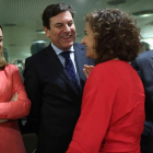 El consejero de Economía y Hacienda de la Junta, Fernández Carriedo, saluda a la ministra de Hacienda, María Jesús Montero.
