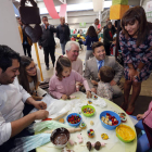 Rodríguez y Peyuca González visitan a los niños y a los monitores del taller de repostería. MARCIANO