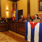 La consejera de Economía de la embajada de Cuba, Janet Fernández, con una delegación de cubanos de la provincia.