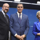 Pedro Sánchez entre Charles Michel y Ursula Von der Leyen. OLIVIER HOSLET