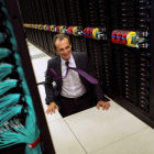 El ministro de Ciencia y Tecnología, Pedro Duque, con el supercomputador MareNostrum 4 en una foto de archivo. ENRIC FONTCUBERTA