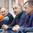 Pepe Álvarez, en el centro, ayer en la sede de UGT en la capital leonesa. RAMIRO