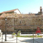 La ermita de Casares está al lado del parque.