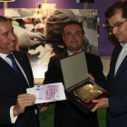 Javier Gómez, del Restaurante Madrid, Fernando Salguero y Manuel Ramos en la entrega del premio.