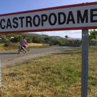 Cartel del pueblo de Castropodame. ANA F. BARREDO