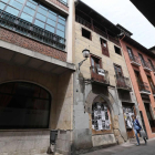 El edificio en venta está en plena calle del Reloj. ANA F. BARREDO
