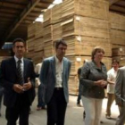 La consejera, acompañada por los responsables de Garnica y el alcalde de Valencia de Don Juan.