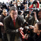 Medios de comunicación y manifestantes se agolpan alrededor del abogado de José Bretón.