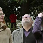 Maite Pagazaurtundua, Fernando Sabater y Estibaliz Garmendia, viuda de Joseba.