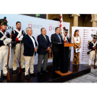 Los diputados de zona y Cultura, el alcalde y la concejala de Astorga, junto a los Voluntarios de León desgranan Tres Naciones. MARCIANO