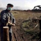 El vecino de Castrillo, cuya finca es colindante al vertedero ilegal, cercaba ayer sus terrenos