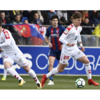 Josep Señé, a la derecha, durante un encuentro con la Cultural frente al Huesca en Segunda División. MARCIANO PÉREZ