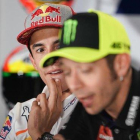 Marc Márquez observa, sorprendido, una explicación de hoy, en Jerez, de Valentino Rossi.