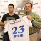vier Ortigosa, a la izquierda, junto al directivo del Ademar José Ludena