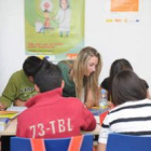 Cuatro de los alumnos que participan en el proyecto de Secretariado Gitano, junto a sus monitores.