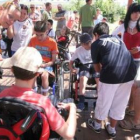 Los niños se agolparon a la entrada del campamento para darse los primeros besos.