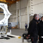 Pedro Sánchez visita, ayer, la sede de la pyme de ingeniería Inventia Kinetics en Getafe (Madrid). MONCLOA/FERNANDO CALVO