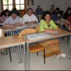 Algunos de los participantes en la etapa de formación asisten a una de las clases en Luyego