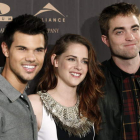 El trío protagonista de la saga ‘Crepúsculo’, Taylor Lautner, Kristen Stewart y Robert Pattinson.