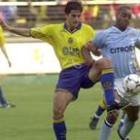 Jorge López, del Villarreal, a la izquierda y Vagner luchan por el balón