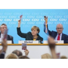 Merkel (centro) vota durante la convención de la CDU celebrada en Berlín.