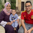 La familia hispano-palestina, Salsabeel y Taher Hamdan, junto a su hijo Yasin, en El Cairo. EFE/ ISAAC J. MARTÍN