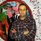 Edgar Plans junto a una de las obras que expone.