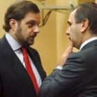 El ministro Alonso conversa con el popular Gustavo de Arístegui momentos antes de su comparecencia