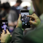 Dos personas manejan sus móviles en el Mobile World Congress de Barcelona, el pasado 27 de febrero.