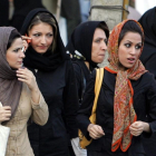 Mujeres iranís en una calle de la capital, Teherán, y llevando el velo.