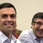 El líder del PSOE, Pedro Sánchez, (izquierda), junto a Patxi López, este jueves en Bilbao.