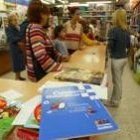 Niños y madres acuden estos días a las librerías para comprar los libros
