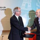El consejero Álvarez Guisasola sella el convenio con José Luis Díaz Villarig.