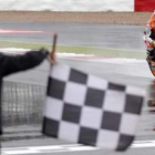 Stoner cruza la meta con la bandera a cuadros en el que constituye su tercer triunfo seguido en el M