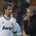 El defensa portugués del Real Madrid, Fábio Coentrao, con el entrenador luso Mourinho.