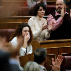 La diputada de En Comú Podem Aína Vidal (d), emocionada este martes en su escaño en el Congreso, durante la tercera jornada del debate para la investidura de Pedro Sánchez como presidente del Gobierno.- EFE/Juan Carlos Hidalgo