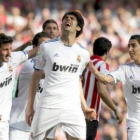 Kaká celebra el primer gol del Madrid con sus compañeros Esteban Granero y Ángel di María.