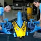 Dos operarios del equipo Renault trabajan en el circuito de Interlagos