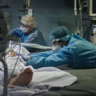 En la imagen, personal sanitario del hospital atiende a un paciente con covid-19 en la UCI. RAMÓN DE LA ROCHA