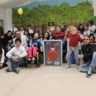 Atletas, alumnos y cuidadores posan en la foto de familia.