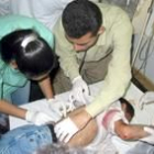 Los médicos del hospital de Jenín atienden a uno de los jóvenes heridos en el atentado