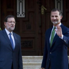El Rey y Rajoy, antes de la reunión que mantuvieron este viernes en el palacio de Marivent.